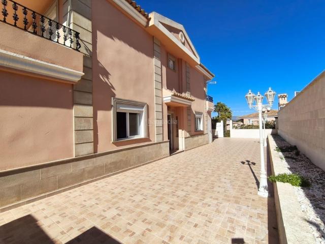 Chalet en venta en Benidorm, Sierra Helada. Chalet en venta en zona del rincón de Loix. 4 habitaciones, 3 baños, en buen estado. AA. Parking privado. Piscina comunitaria. Chalets.