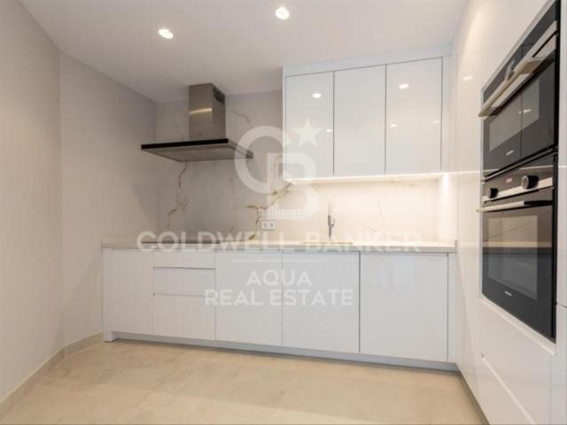 Chalet en venta en Benidorm, Playa Poniente. Villa duplex en primera línea de playa con piscina. Chalets.