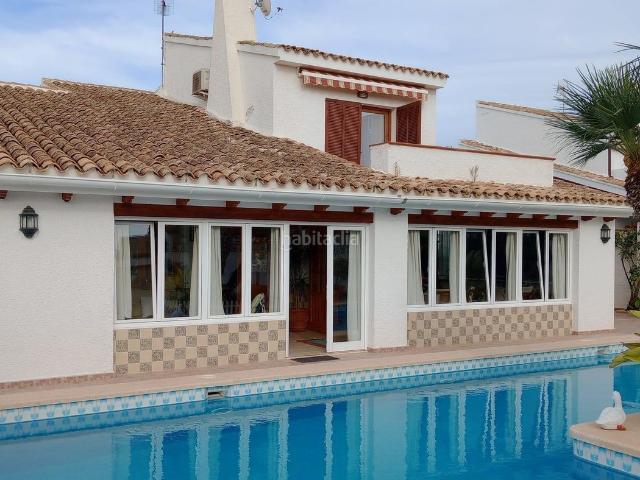 Chalet en venta en Benidorm, Rincón Bajo. Gran chalet independiente en lujosa urbanización Rocas Blancas con piscina privada y amplia parcela. Chalets.
