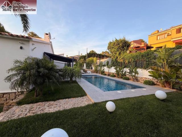 Chalet en venta en Benidorm, Rincón Bajo. Espectacular chalet independiente en Benidorm. Chalets.