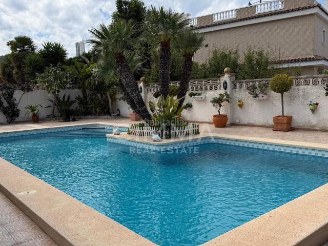 Chalet en venta en Benidorm, Rincón Bajo. Villa independiente mediterránea con piscina y entorno privado. Chalets.