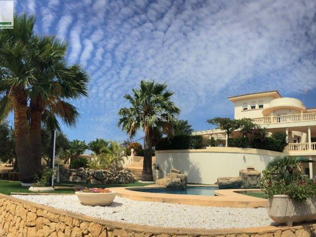 Chalet en venta en Benidorm, Urbanizaciones. LUJOSO CHALET DE ENSUEÑO, CON VISTAS AL SKYLINE DE BENIDORM!. Chalets.