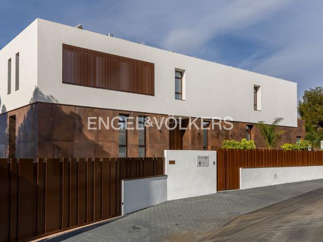 Chalet en venta en Benidorm, Urbanizaciones. Villa exquisita con spa y vistas panorámicas. Chalets.