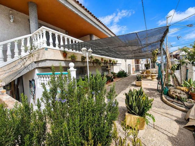 Chalet en venta en Beniel. iexclCHALET EN VENTA EN BENIEL!Descubre este amplio chalet en Beniel, ideal para quienes buscan espacio, comodidad y zonas exterio. Chalets.