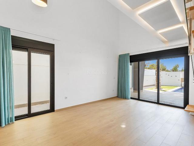 Chalet en venta en Benijófar. Descubre esta preciosa villa de nueva construccioacuten, lista para entrar a vivir, en el apreciado Benijoacutefar, un encantador. Chalets.