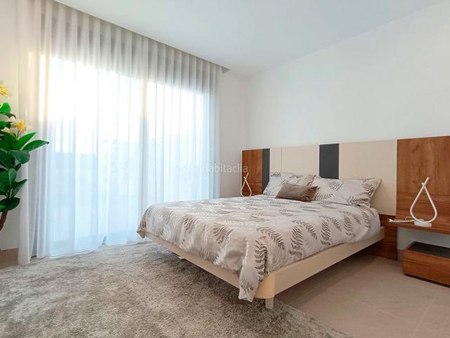 Chalet en venta en Benijófar. Villa de 3 dormitorios y 3 baños con piscina y jardín en Benijofar. Chalets.