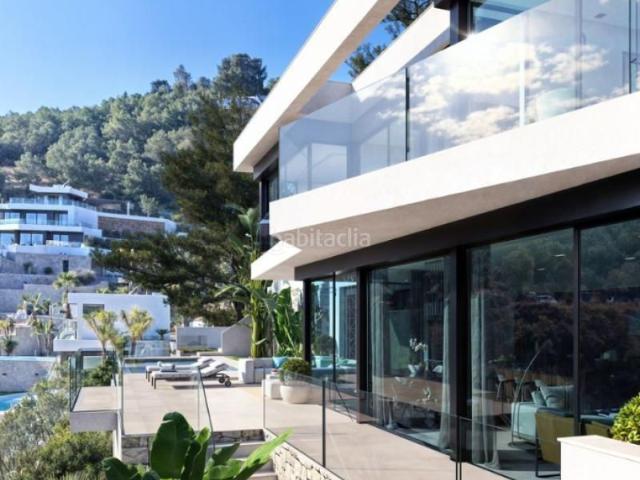 Chalet en venta en Benissa, La Fustera. Villa de 4 dormitorios y 5 baños con piscina y jardín en Benissa. Chalets.