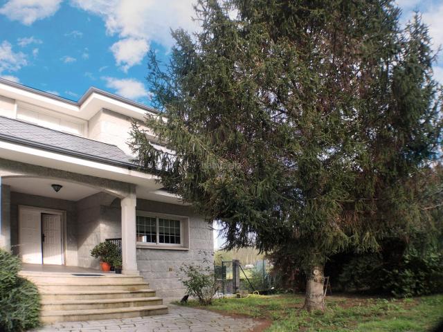 Chalet en venta en Bergondo. * VIVE DE LUJO EN ESTE AMPLIO CHALET CON PISCINA*. Chalets.