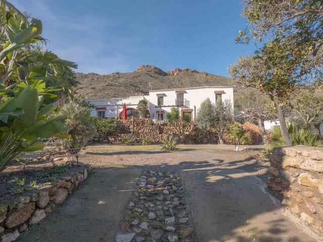 Chalet en venta en Berja. Villa con piscina en parcela de 2500 m2 en Berja, cerca de la playa. Chalets.