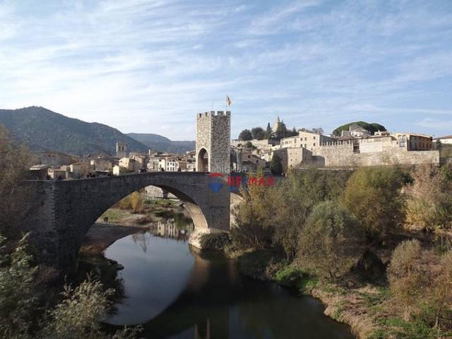 Chalet en venta en Besalú. Besalú Edificio junto al puente medieval con local comercial y gran potencial de inversión. Chalets.