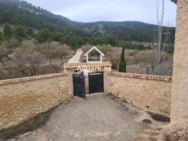 Chalet en venta en Biar. Finca rústica Chalet masía en Biar 30 hectáreas en plena Sierra Fontabret. Chalets.