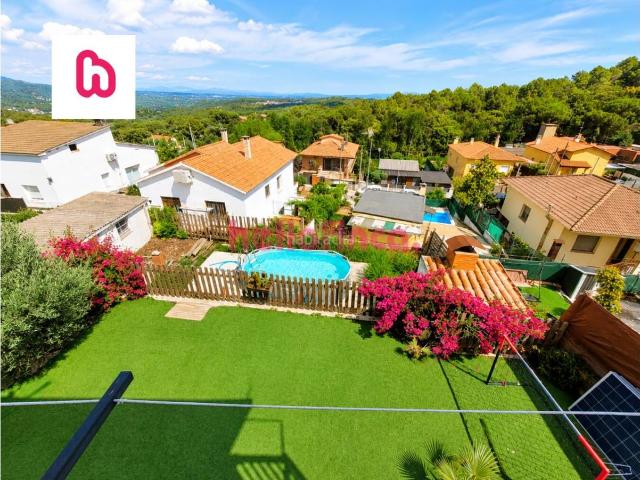 Chalet en venta en Bigues i Riells del Fai. Casa a cuatro vientos reformada con iscina y jardín en Can Barri Bigues i Riells. Chalets Bigues i Riells del.