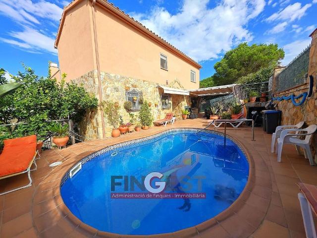 Chalet en venta en Blanes, de 145 m² 6 habitaciones por 595.000