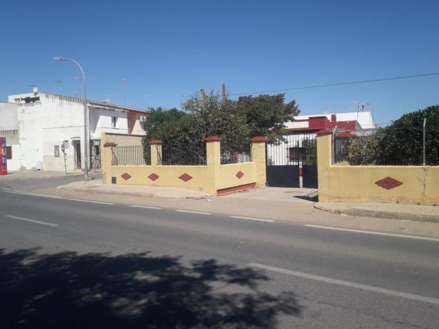 Chalet en venta en Brenes. Oportunidad de negocio. Chalets.