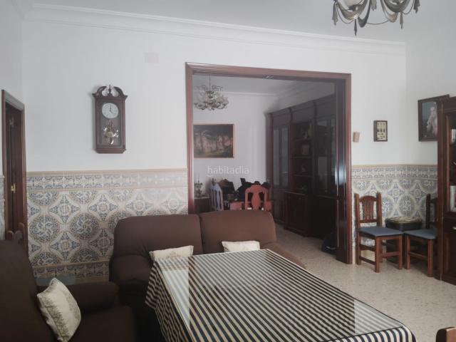 Chalet en venta en Brenes. Gran vivienda de un planta. Chalets.