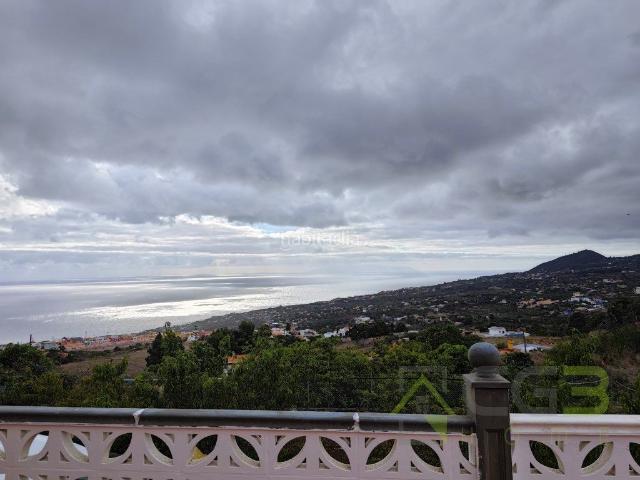 Chalet en venta en Breña Alta. Finca única con 2 viviendas, 5.940 m de parcela, vistas abiertas y zona de ocio en Breña Alta. Chalets Breña.