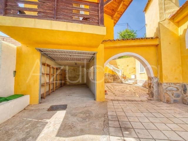 Chalet en venta en Busot. Chalet con 2 viviendas independientes barbacoa, 4 dormitorios y 3 baños en Busot. Chalets.