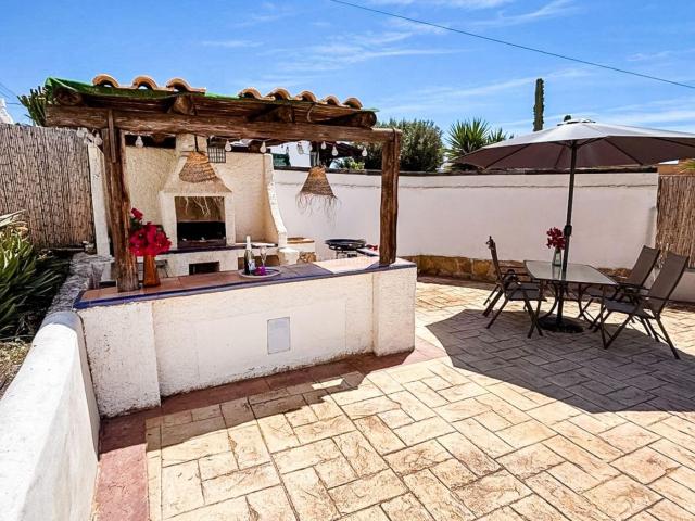 Chalet en venta en Busot. Chalet independiente con piscina privada y amplio jardín en Busot. Chalets.