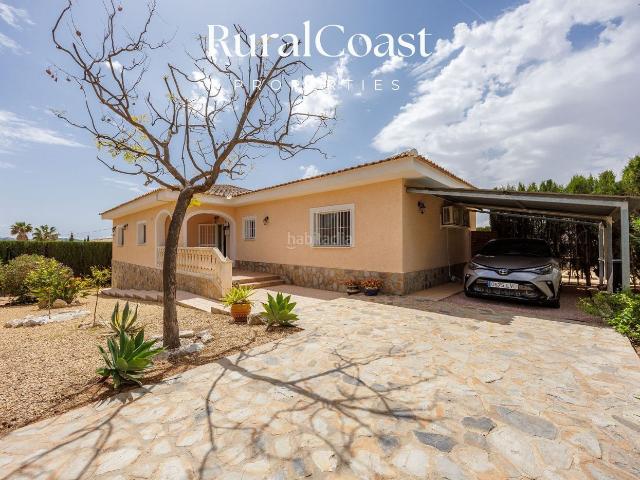 Chalet en venta en Busot. Chalet independiente, parcela 900m2, 187m2, 3 habitaciones, 2 baños, piscina, vistas al mar y a las montañas. Chalets.