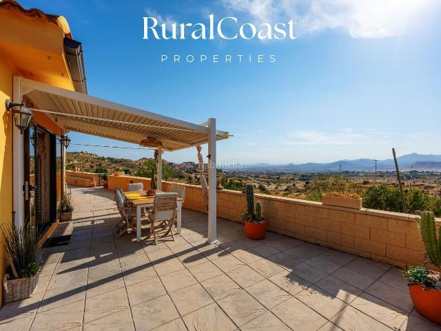 Chalet en venta en Busot. Chalet independiente rústico, parcela 1815m2, 144m2, 3 habitaciones, 2 baños, piscina, paneles solares, vistas a las montañas. Chalets.