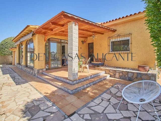 Chalet en venta en Busot. REF 01490 Chalet independiente Busot. Chalets.