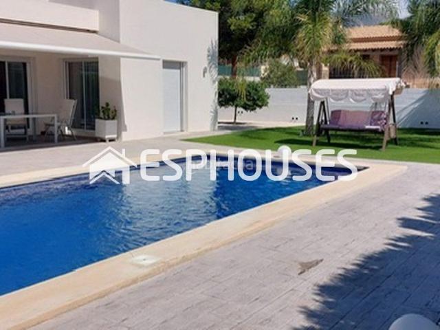 Chalet en venta en Busot. Villa privada moderna de lujo en una sola planta con piscina privada. Chalets.