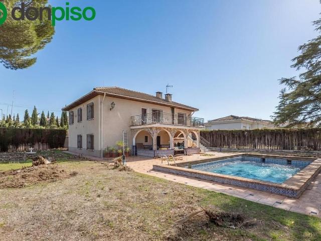 Chalet en venta en Gójar. Chalet independiente en Urb. los Cerezos, Gojar. Chalets.