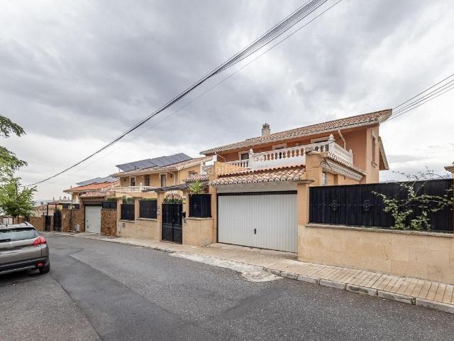 Chalet en venta en Gójar. Espectacular Casa de Lujo en Urbanización Los Cerezos. Chalets.