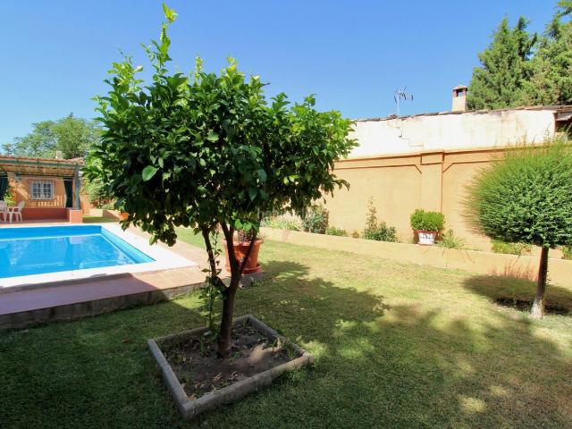 Chalet en venta en Gabias Las, Residencial Triana Barrio Alto. OPORTUNIDAD ÚNICA EN URBANIZACIÓN LOS CHOPOS! Chalet independiente con gran parcela y piscina privada. Chalets Gabias.