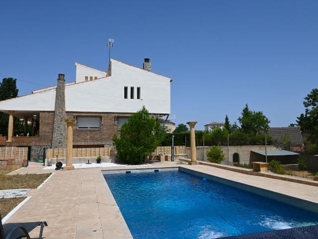 Chalet en venta en Gabias Las, San Francisco El Chorrillo. Se vende chalet independiente en Las Gabias con piscina. Chalets Gabias.