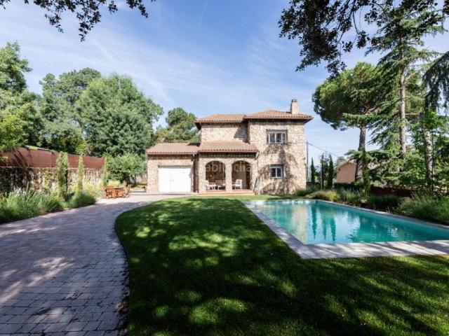 Chalet en venta en Galapagar, El Guijo Colonia España. Chalet independiente con piscina y jardín junto a Villalba Estación. Chalets.
