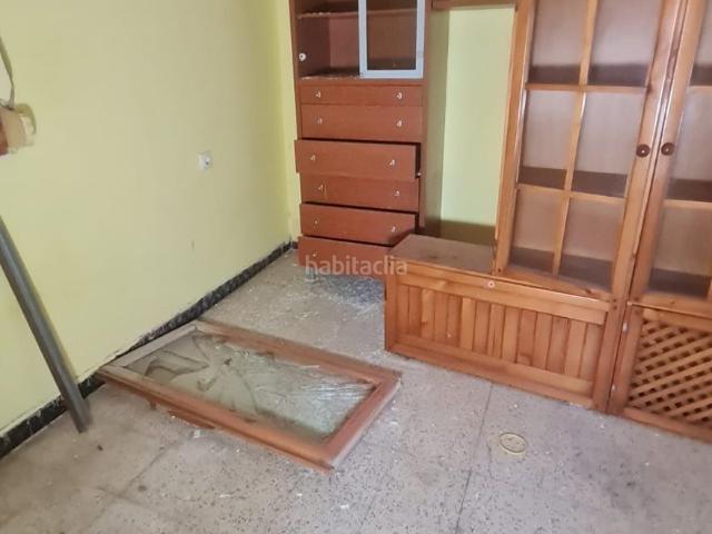 Chalet en venta en Gallur. Casa de dos plantas para reformar en su totalidad. Cuatro estancias, baño y cocina. Chalets.