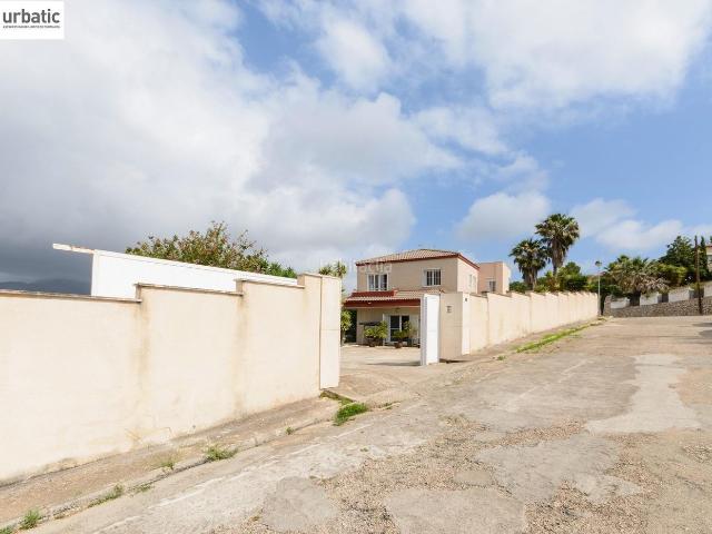 Chalet en venta en Gandia, Urbanizaciones. Tu oasis de paz a cinco minutos del mar. Chalets.