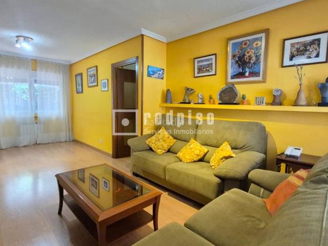 Chalet en venta en Getafe, Sector 3. Chalet de 181m2, 3 plantas, 4 dormitorios, 3 baños, salón, cocina, buhardilla, garaje y patios de 19 y 44m2. Chalets.