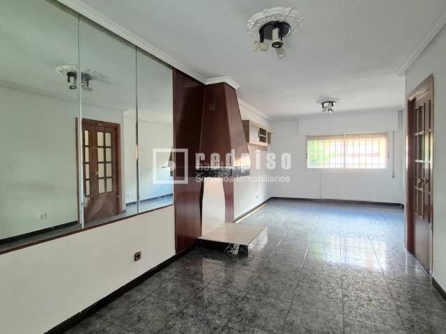 Chalet en venta en Getafe, Sector 3. Chalet de 234m2, 4 plantas, 4 dormitorios, 1 dormitorio en planta baja, 3 baños, salón, cocina, buhardilla, sótano, garaje y patio. Chalets.