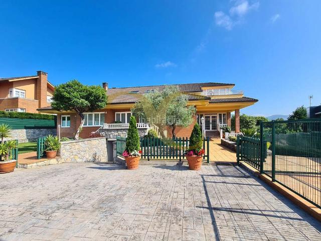 Chalet en venta en Gijón, Somió. Espectacular chalet con piscina en Somió. Chalets.
