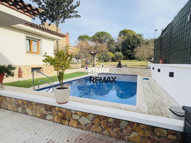 Chalet en venta en Girona, Montilivi. Exclusiva Casa Independiente en Montilivi Privacidad, Luz y Elegancia en Girona. Chalets.