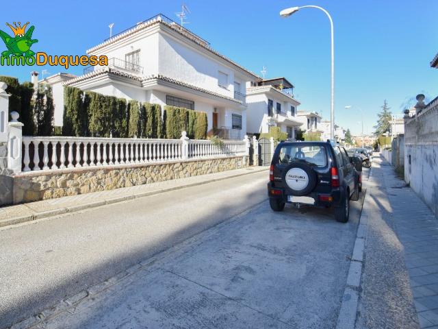 Chalet en venta en Granada, Camino de los Neveros Serrallo. INVERSION PARA NEGOCIO en la entrada de Huetor Vega CASA con parcela de 750 m2 Ideal para Residencia 3ª edad, Restaurante, Clínica.