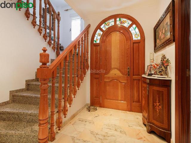 Chalet en venta en Granada, Crta. De la Sierra. Chalet pareado en pleno centro de GRANADA Espacios amplios y llenos de luz. El hogar que siempresoñaste. Chalets.