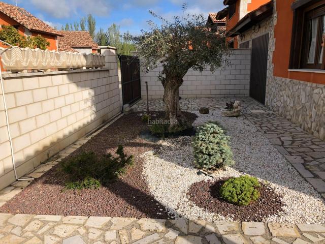 Chalet en venta en Grijota. MONCASA VENDE CHALET EN URBANIZACION EL PALOMAR. GRIJOTA. Chalets.