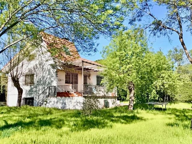 Chalet en venta en Guadarrama. Chalet de 265m2 con 6 dormitorios y 3 baños en parcela de 1.010m2. Chalets.