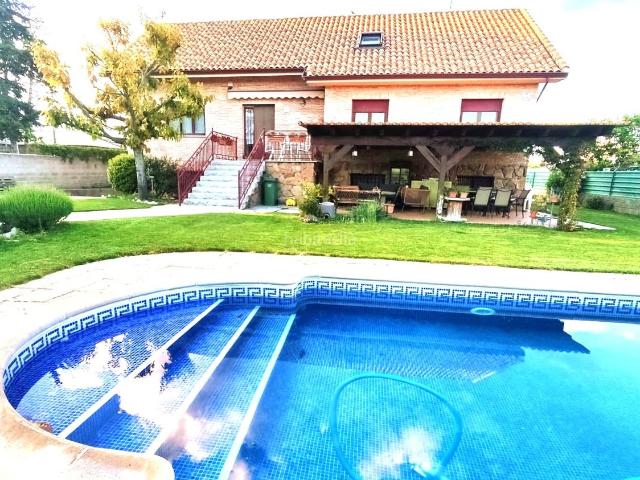 Chalet en venta en Guadarrama. Chalet independiente ubicado en COLONIA MEDIA LUNA junto Finca El campillo a tan solo 1 kilometro de Collado Villalba. Chalets.