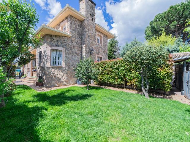 Chalet en venta en Guadarrama. Chalet independiente en Antonio Machado. Chalets.