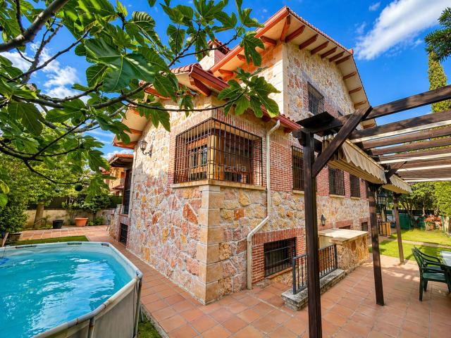 Chalet en venta en Guadarrama. DIRECTAMENTE PROPIEDAD CHALET CON APARTAMENTO COMPLETAMENTE INDEPENDIENTE PARA ENTRAR A VIVIR. Chalets.