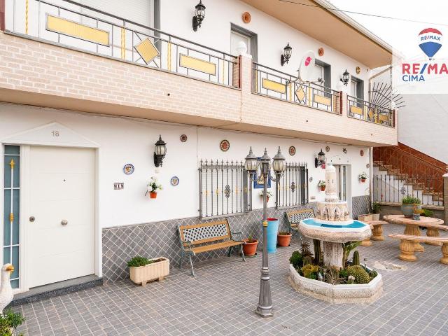 Chalet en venta en Guadix. Chalet exclusivo con piscina y parcela de 472 m2 Vive el lujo y la comodidad. Chalets.