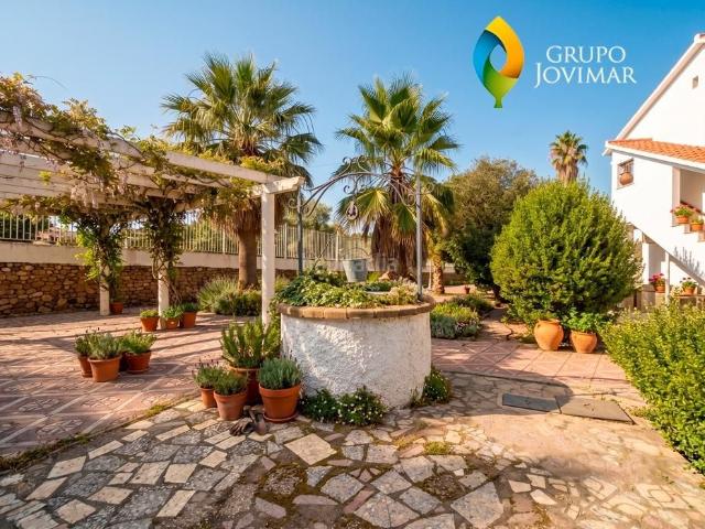 Chalet en venta en Guadix. Encantador Chalet con Piscina y Amplios Jardines en Guadix. Chalets.