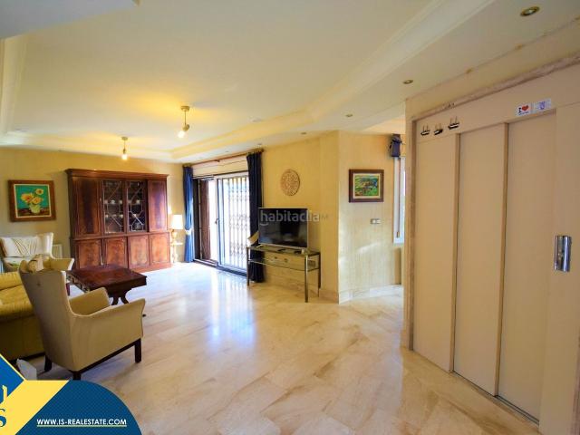 Chalet en venta en Guardamar del Segura, El Moncayo El Pòrtic. Villa con terraza, en la provincia de Alicante, en la localidad de Guardamar del Segura. 5 habitaciones 419 m² A 300 metros de.