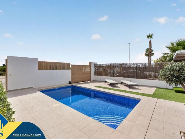Chalet en venta en Guardamar del Segura, El Raso. Villa con piscina privada, en la provincia de Alicante, en la localidad de Guardamar del Segura. 4 habitaciones 178 m² A 2,5 k. Chalets Guardamar.