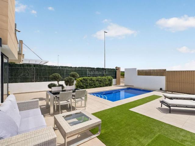 Chalet en venta en Guardamar del Segura, El Raso. Villa de 2022 con tres dormitorios y vistas despejadas en la zona de El Raso, Guardamar del Segura. Amplia parcela, aparcamiento. Chalets Guardamar.