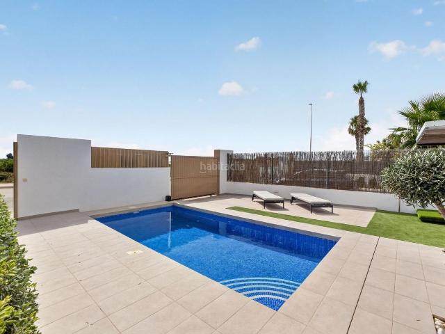Chalet en venta en Guardamar del Segura, El Raso. Villa de lujo moderna con piscina privada en El Raso!. Chalets Guardamar del.